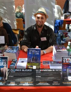 Portrait de Frédéric Rocchia au salon de l'auto-édition de Marseille