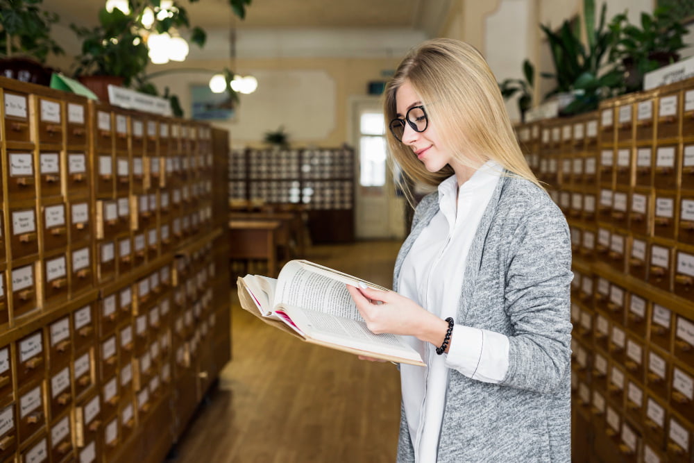 femme dans une salle d'archive consacrée aux livres