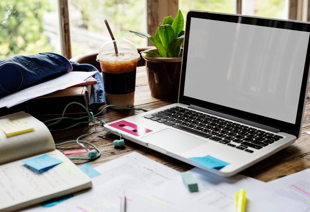 pc portable posé sur un bureau