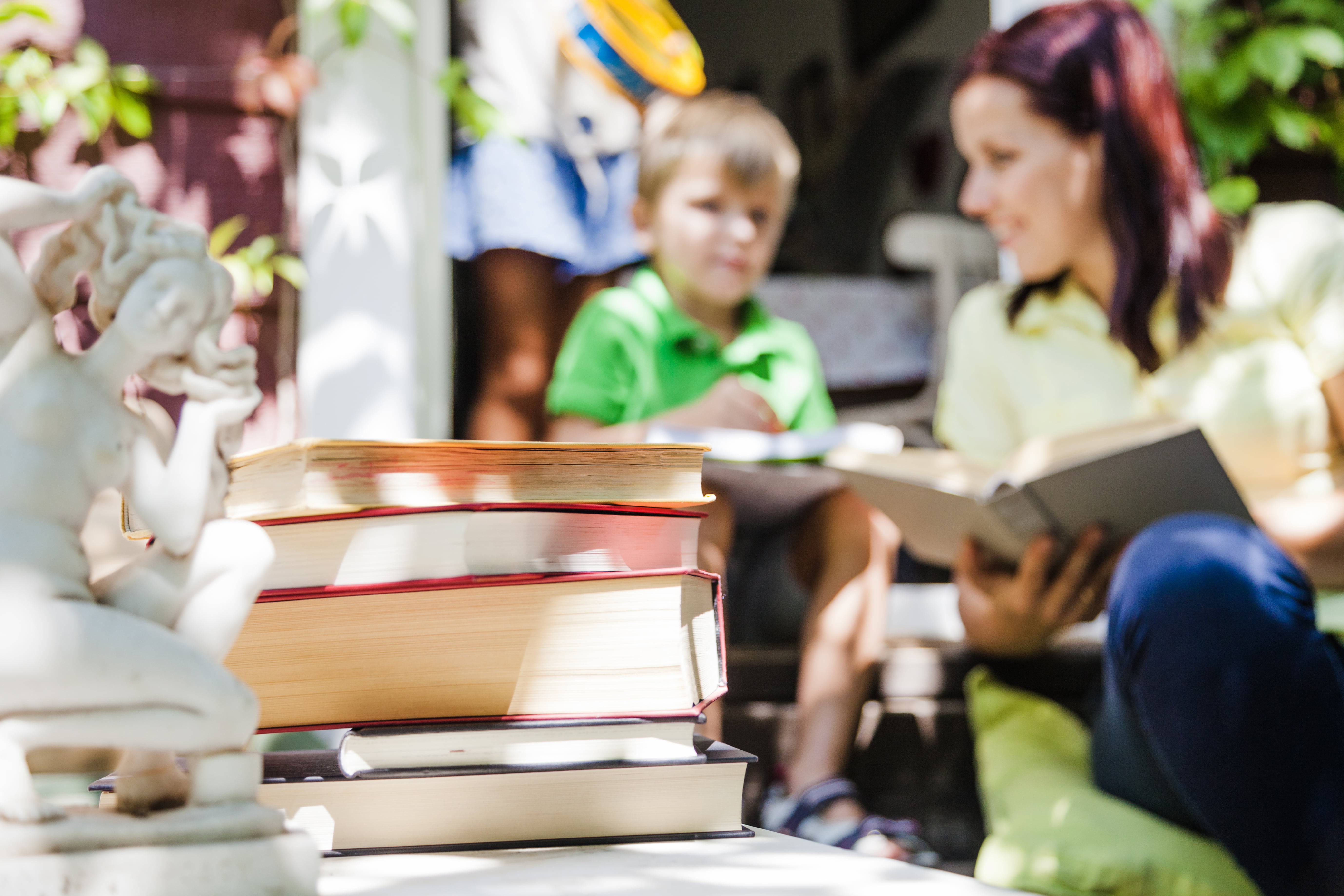 famille qui lit dans un jardin public