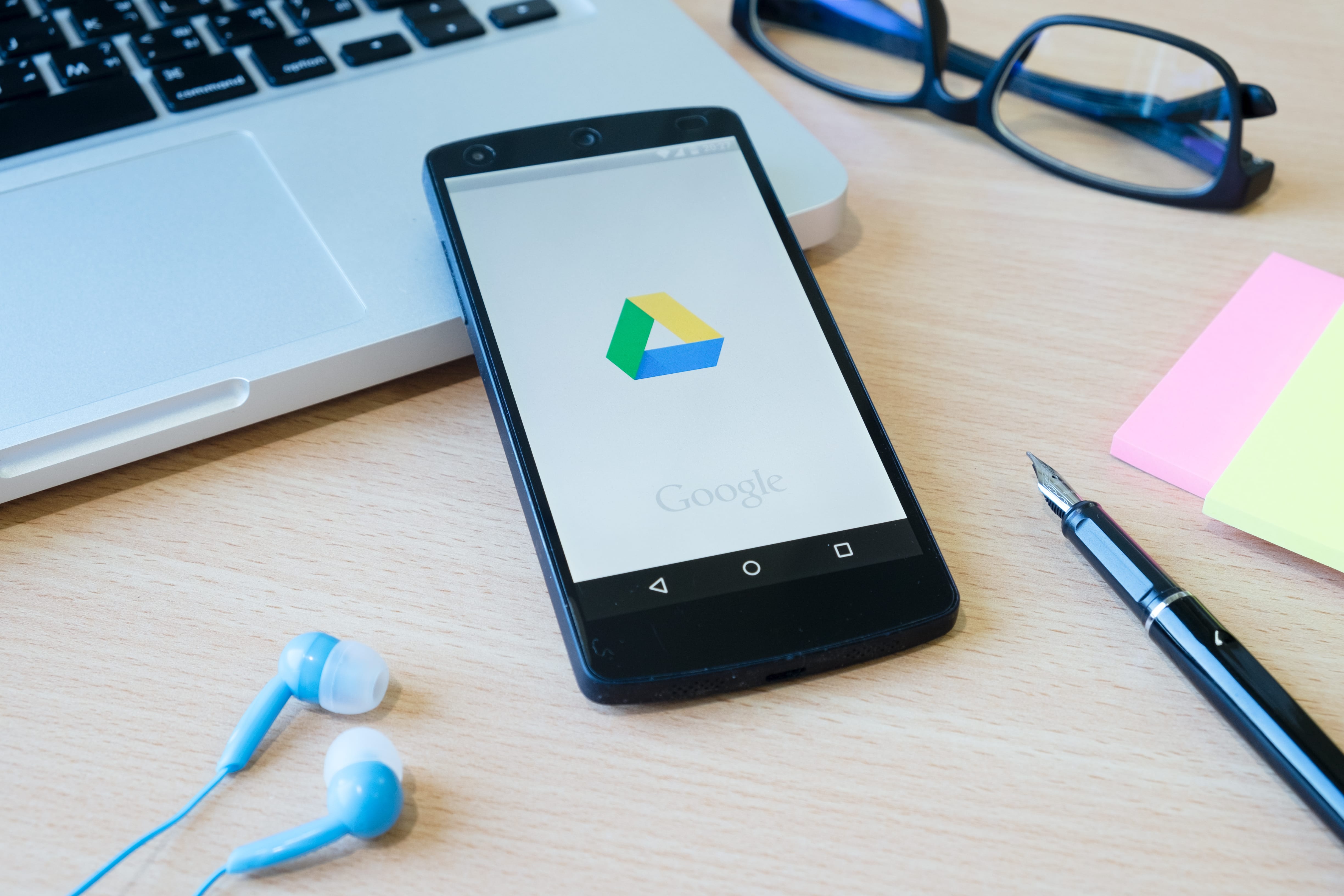 smartphone avec le logo de google drive